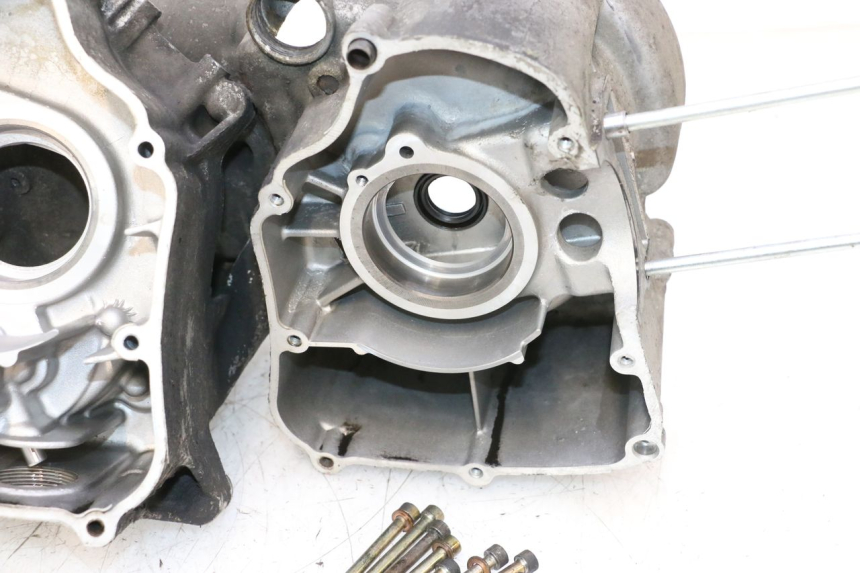 photo de ENGINE CRANKCASE YAMAHA YP MAJESTY 125 (1998 - 2001) - Detailed visual inspection