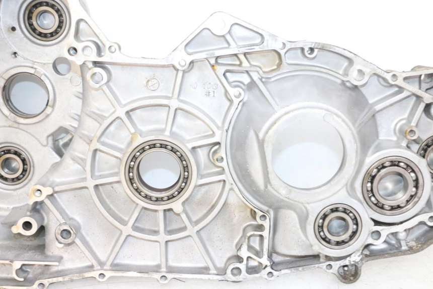 photo de RIGHT ENGINE CRANKCASE SUZUKI BURGMAN 650 (2013 - 2020) - Distinctive features