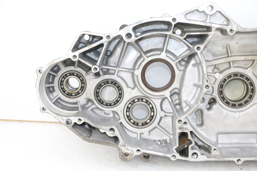 photo de LEFT ENGINE CRANKCASE SUZUKI BURGMAN 650 (2013 - 2020) - Detailed visual inspection