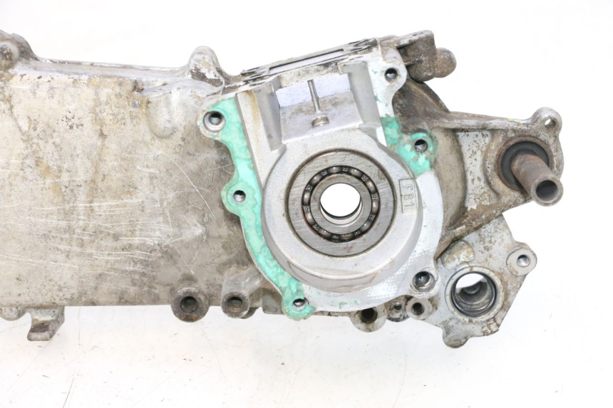 photo de LEFT ENGINE CRANKCASE PEUGEOT TREKKER 50 (1995 - 2004) - Alternative perspective