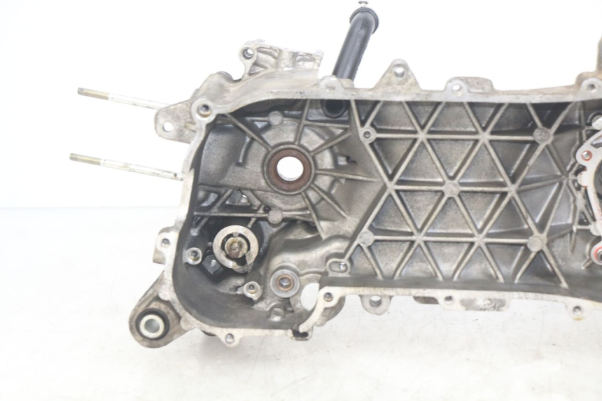 photo de LEFT ENGINE CRANKCASE PIAGGIO VESPA S 2T 50 (2007 - 2014) - Alternative perspective