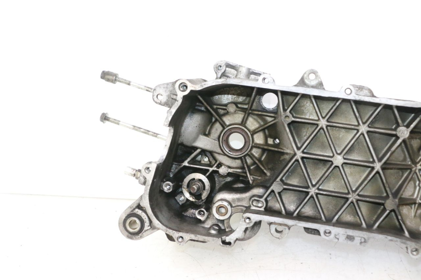 photo de LEFT ENGINE CRANKCASE PIAGGIO VESPA S 2T 50 (2007 - 2014) - Alternative perspective