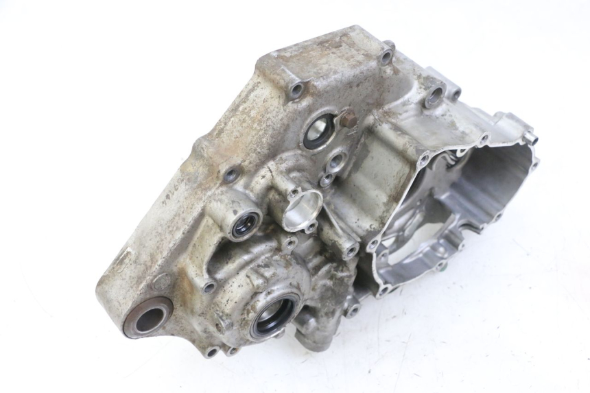 photo de LEFT ENGINE CRANKCASE YAMAHA YZ-F YZF 250 (2007 - 2013) - Alternative perspective