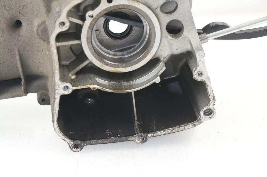 photo de LEFT ENGINE CRANKCASE YAMAHA YP MAJESTY 125 (2002 - 2006) - Technical close-up