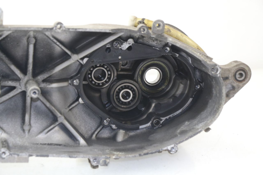 photo de LEFT ENGINE CRANKCASE YAMAHA YP MAJESTY 125 (2002 - 2006) - Surface and material condition