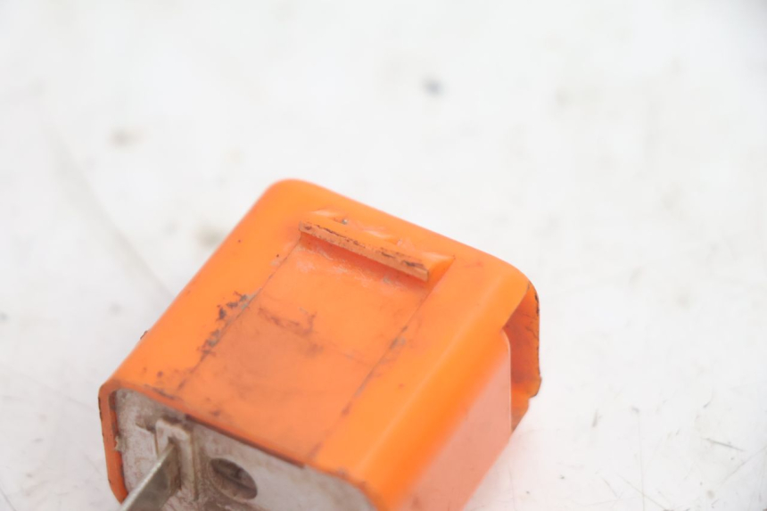 photo de TURN SIGNAL RELAY SUZUKI DR S 600 (1985 - 1989) - Technical close-up