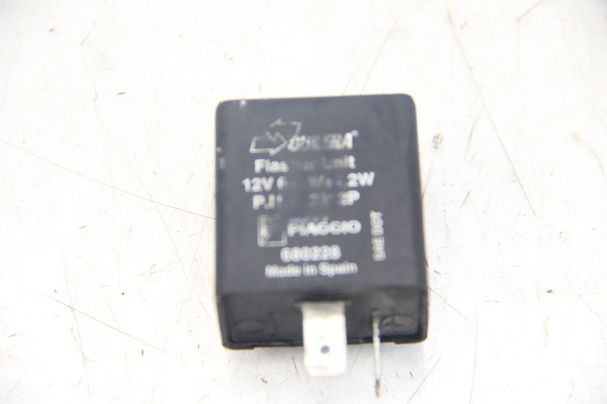 photo de FLASHER RELAY PIAGGIO VESPA SPRINT 2T 50 (2014 - 2018) - Alternative perspective