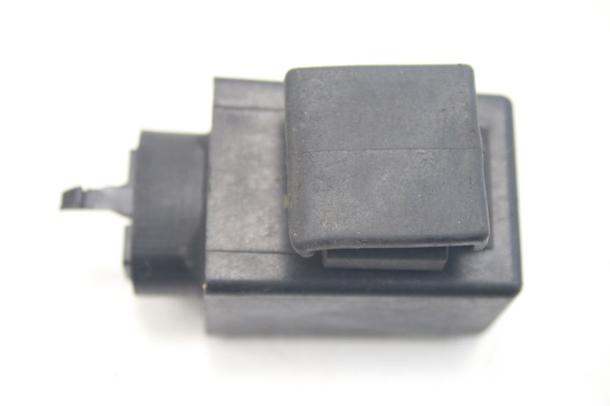 photo de TURN SIGNAL RELAY HONDA VFR FI RC46 800 (1998 - 2001) - Technical close-up