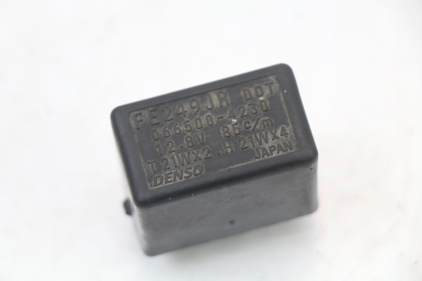 photo de TURN SIGNAL RELAY SUZUKI VL INTRUDER 125 (2004 - 2007) - Component detail