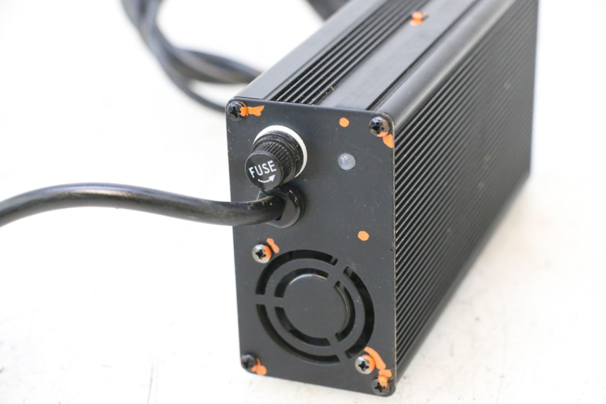 photo de BATTERY CHARGER BAIKU SAKURA 1 (2021 - 2025) - Fixing points details