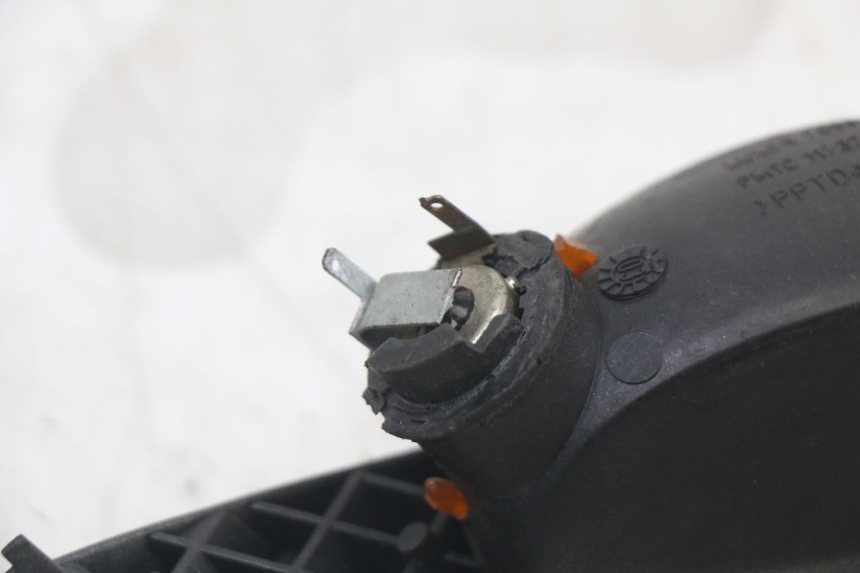 photo de REAR RIGHT TURN SIGNAL PEUGEOT ELYSTAR 50 (2002 - 2014) - Fixing points details