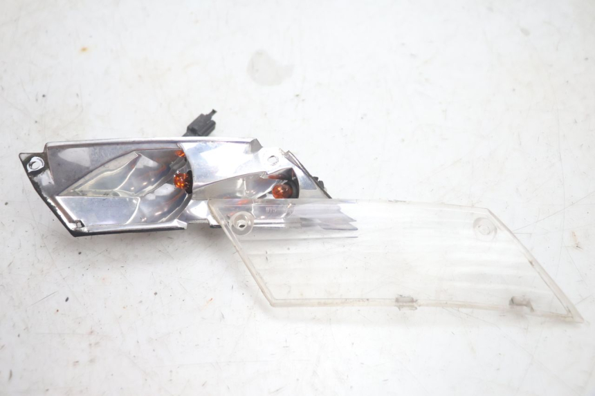 photo de REAR RIGHT TURN SIGNAL PIAGGIO ZIP IGET 4T 50 (2021 - 2023) - Alternative perspective