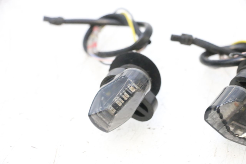 photo de REAR TURN SIGNAL PIAGGIO MP3 RL 250 (2006 - 2010) - Fixing points details