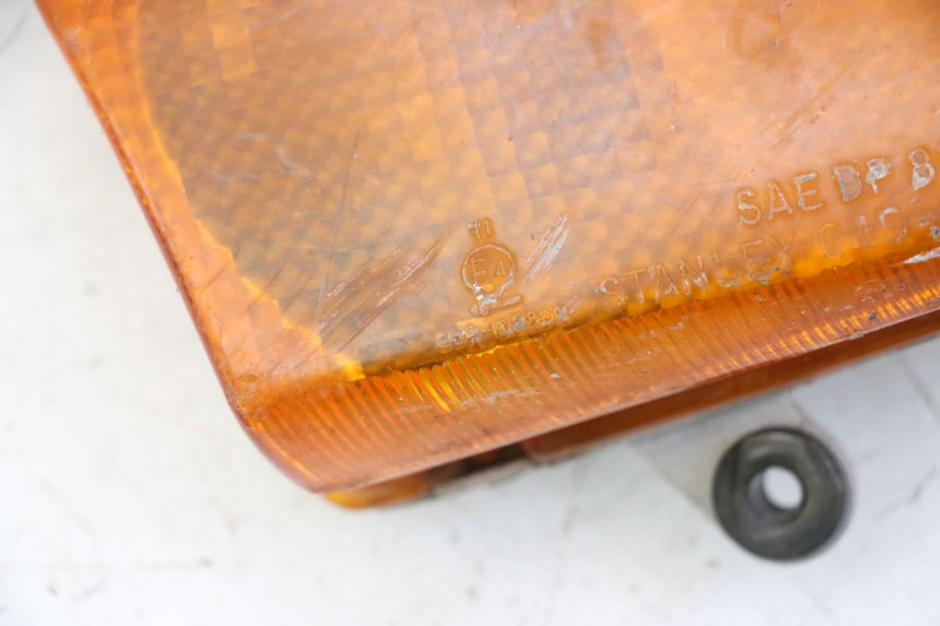 photo de FRONT RIGHT TURN SIGNAL HONDA CBR F SC25 1000 (1989 - 1992) - Distinctive features