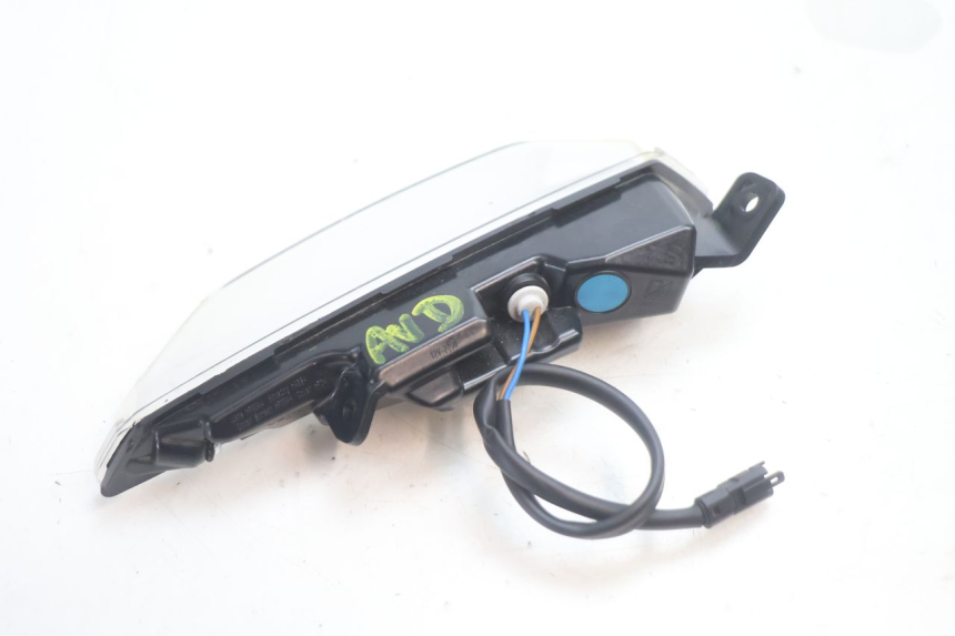 photo de FRONT RIGHT TURN SIGNAL PIAGGIO MP3 HPE 530 (2022 - 2026) - Alternative perspective