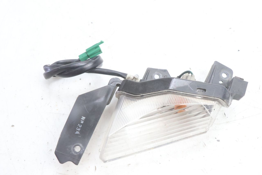 photo de FRONT RIGHT TURN SIGNAL YAMAHA N-MAX NMAX 125 (2021 - 2024) - Alternative perspective