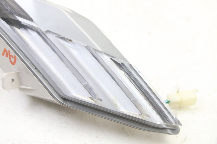 photo de FRONT RIGHT TURN SIGNAL PEUGEOT TWEET 4T 50 (2023 - 2025) - Zoom on usage condition