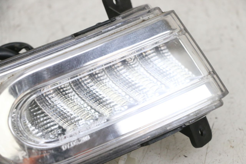 photo de FRONT RIGHT TURN SIGNAL EFUN PUSA 1 - Surface and material condition