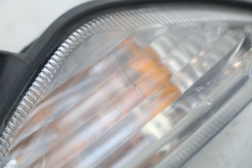 photo de RIGHT FRONT TURN SIGNAL SUZUKI SIXTEEN 125 (2008 - 2010) - Alternative perspective