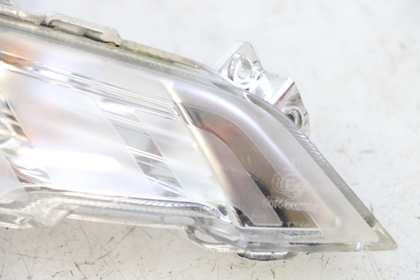 photo de RIGHT FRONT TURN SIGNAL PEUGEOT TWEET 4T 50 (2018 - 2022) - Surface and material condition