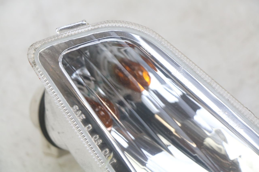 photo de RIGHT FRONT TURN SIGNAL PIAGGIO VESPA S 2T 50 (2007 - 2014) - Zoom on usage condition