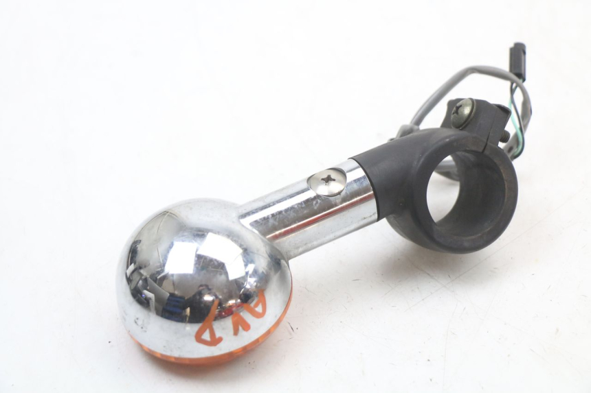 photo de FRONT RIGHT TURN SIGNAL SUZUKI VL INTRUDER 125 (2004 - 2007) - Alternative perspective