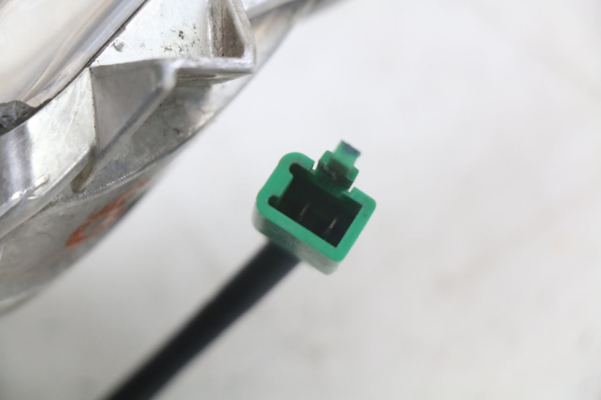 photo de RIGHT FRONT TURN SIGNAL YAMAHA X-MAX XMAX 250 (2006 - 2009) - Surface and material condition