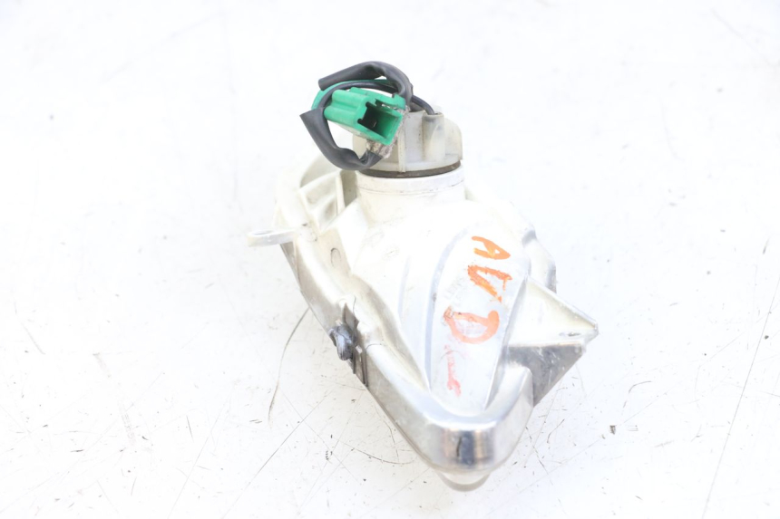 photo de RIGHT FRONT TURN SIGNAL YAMAHA XMAX X-MAX 125 (2006 - 2009) - Alternative perspective