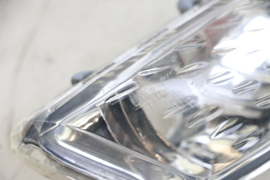 photo de RIGHT FRONT TURN SIGNAL YAMAHA XMAX X-MAX 125 (2006 - 2009) - Alternative perspective