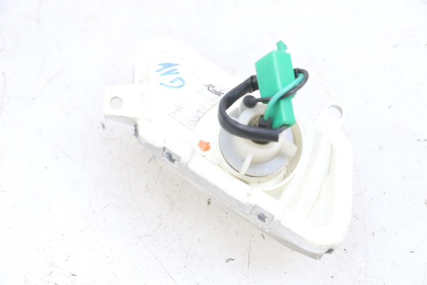 photo de RIGHT FRONT TURN SIGNAL YAMAHA XMAX X-MAX 125 (2006 - 2009) - Zoom on usage condition