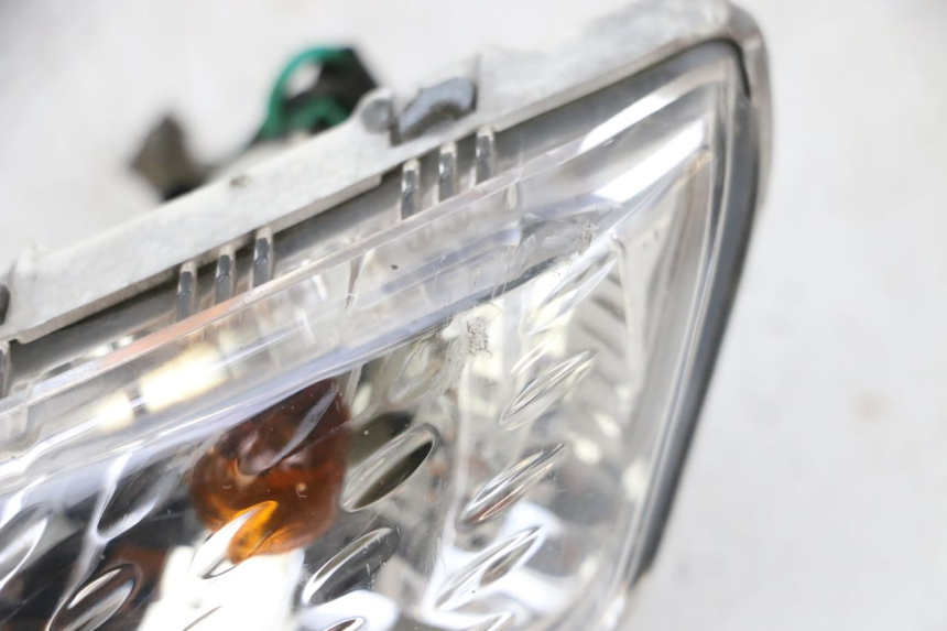 photo de RIGHT FRONT TURN SIGNAL YAMAHA XMAX X-MAX 125 (2006 - 2009) - Surface and material condition