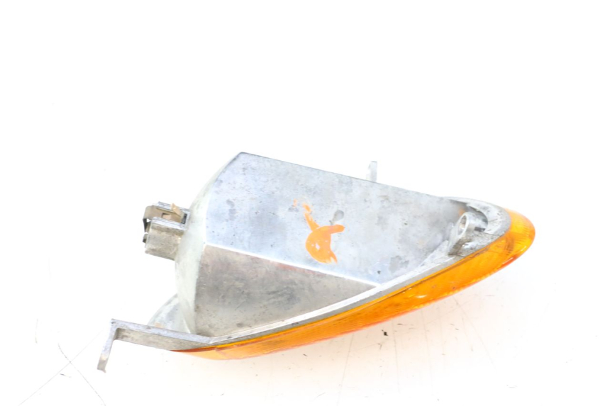 photo de FRONT RIGHT TURN SIGNAL YAMAHA YP MAJESTY 125 (1998 - 2001) - Technical close-up