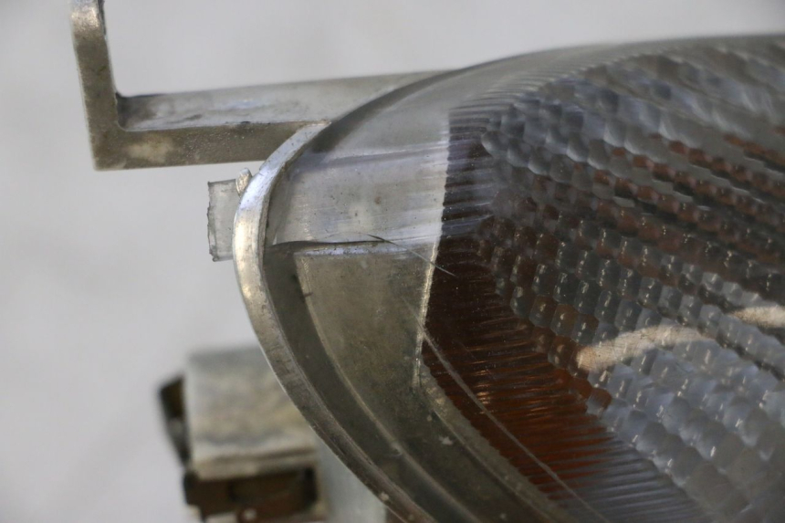 photo de FRONT RIGHT TURN SIGNAL YAMAHA YP MAJESTY 125 (2002 - 2006) - Alternative perspective