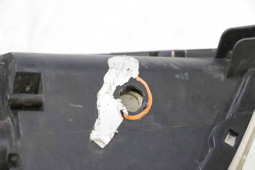 photo de FRONT LEFT TURN SIGNAL SYM GTS EVO 125 (2009 - 2013) - Fixing points details
