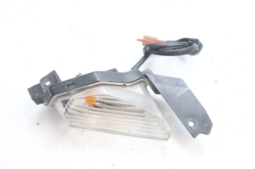photo de FRONT LEFT TURN SIGNAL YAMAHA N-MAX NMAX 125 (2021 - 2024) - Zoom on usage condition