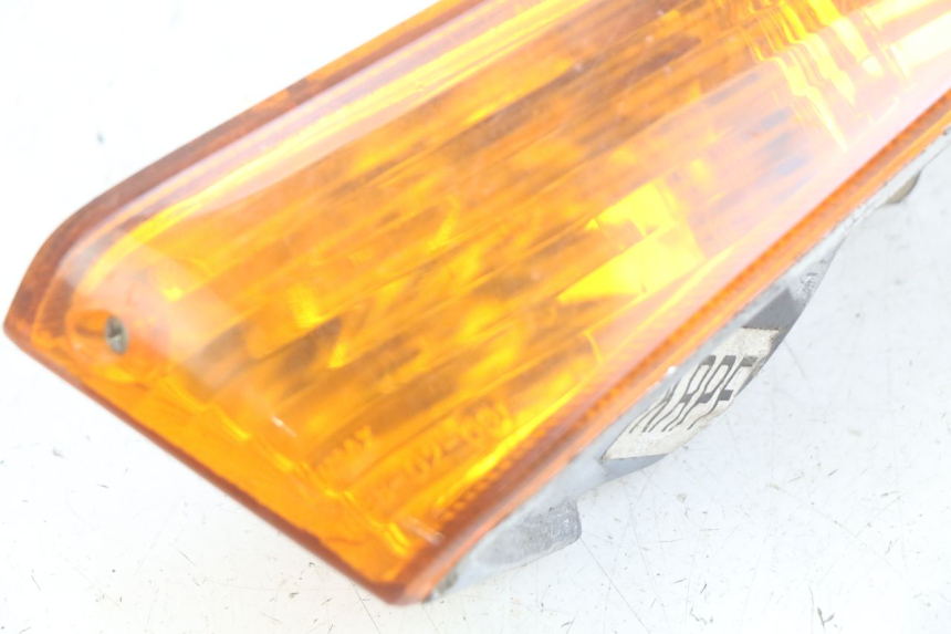 photo de LEFT FRONT TURN SIGNAL HONDA SCV LEAD 100 (2003 - 2007) - Technical close-up