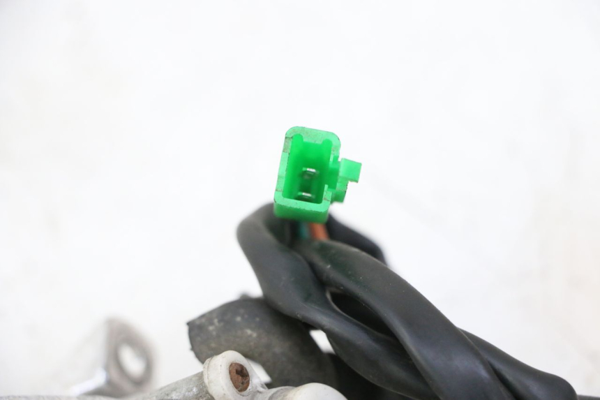 photo de LEFT FRONT TURN SIGNAL PEUGEOT TWEET 4T 50 (2018 - 2022) - Zoom on usage condition