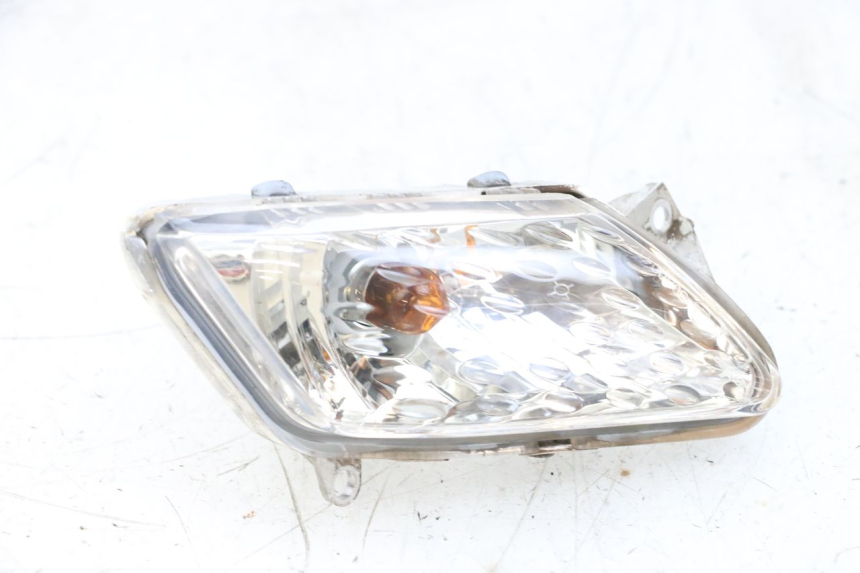 photo de LEFT FRONT TURN SIGNAL YAMAHA XMAX X-MAX 125 (2006 - 2009) - Alternative perspective