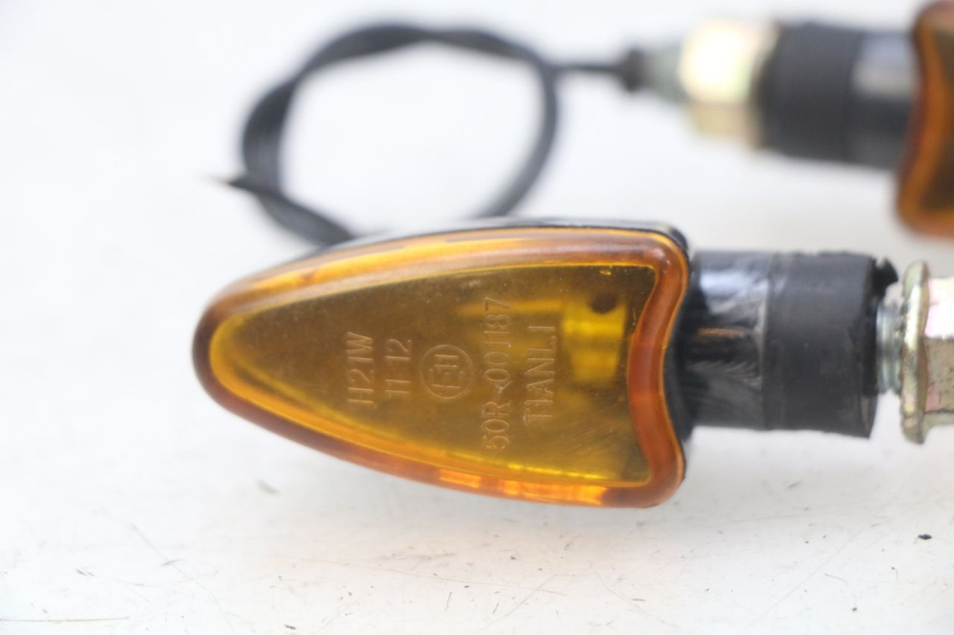 photo de FRONT TURN SIGNAL PEUGEOT LUDIX 50 (2008 - 2017) - Technical close-up