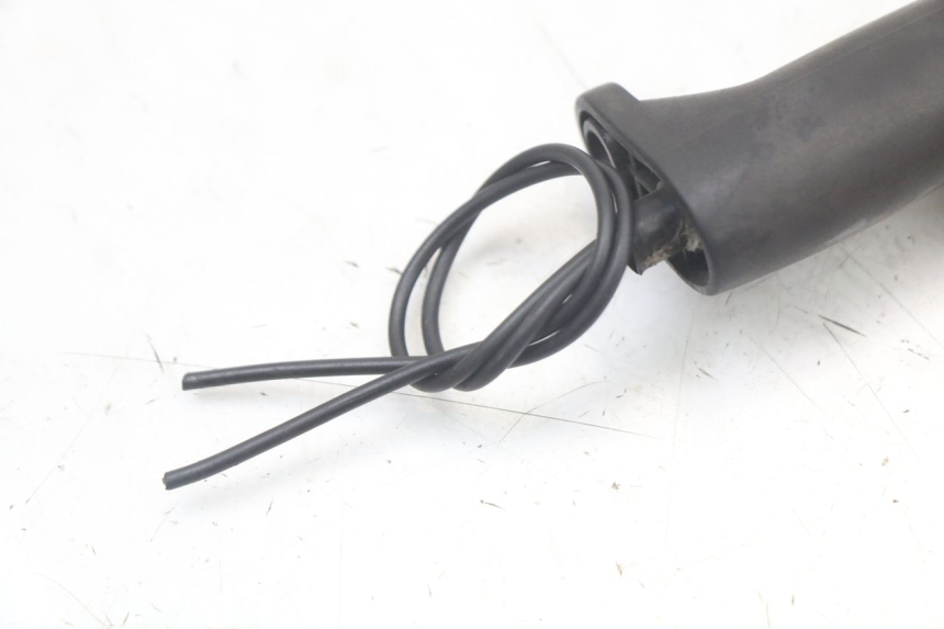 photo de FRONT TURN SIGNAL PEUGEOT LUDIX 50 (2005 - 2007) - Surface and material condition