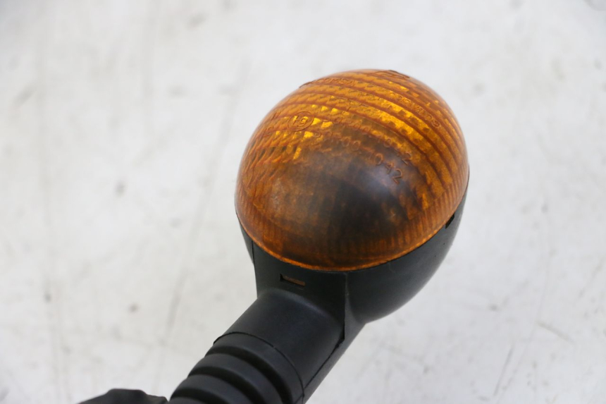 photo de FRONT TURN SIGNAL PEUGEOT LUDIX 50 (2008 - 2017) - Zoom on usage condition