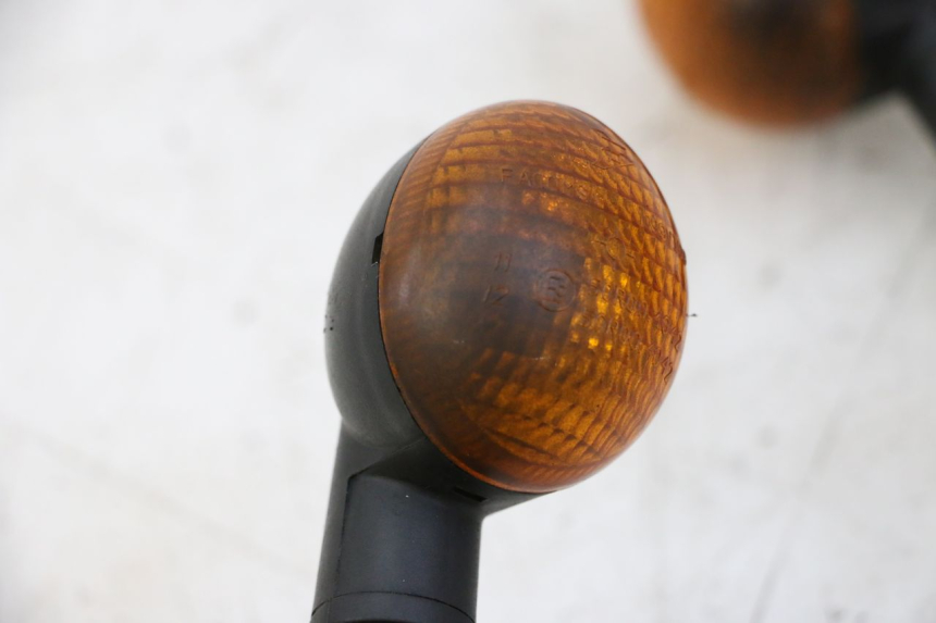 photo de FRONT TURN SIGNAL PEUGEOT LUDIX 50 (2008 - 2017) - Alternative perspective