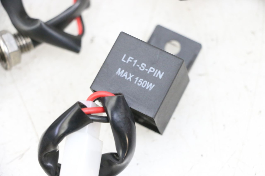 photo de FRONT TURN SIGNAL KAWASAKI ZR 7 750 (1999 - 2004) - Distinctive features