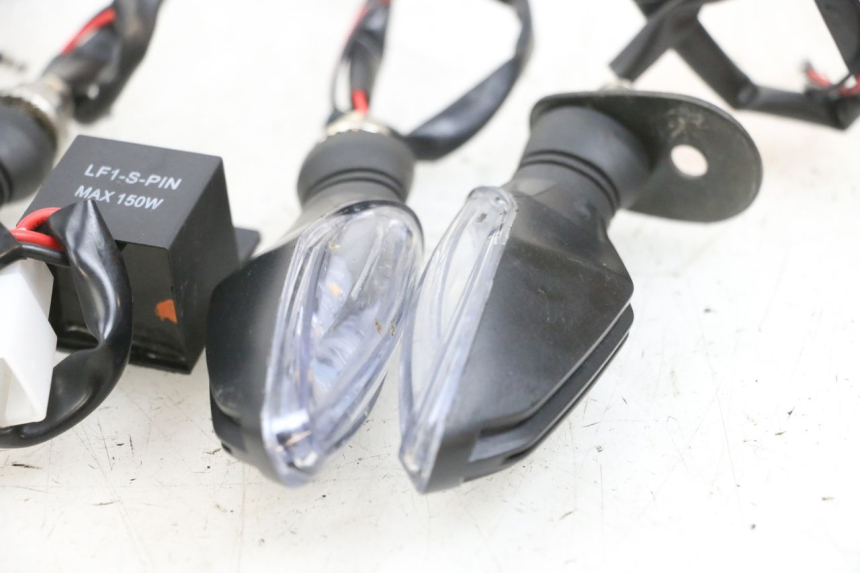 photo de FRONT TURN SIGNAL KAWASAKI ZR 7 750 (1999 - 2004) - Alternative perspective