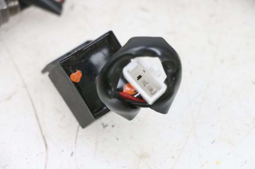 photo de FRONT TURN SIGNAL KAWASAKI ZR 7 750 (1999 - 2004) - Checked used part