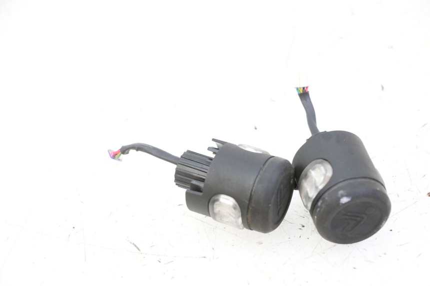 photo de FRONT TURN SIGNAL SEGWAY NINEBOT ZT3 PRO 1 - Component detail