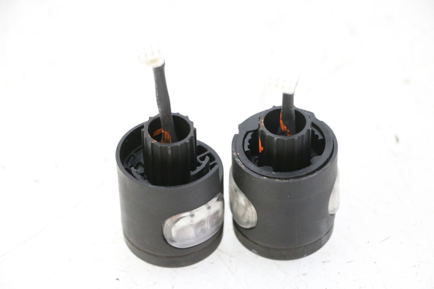 photo de FRONT TURN SIGNAL SEGWAY NINEBOT ZT3 PRO 1 - Technical close-up