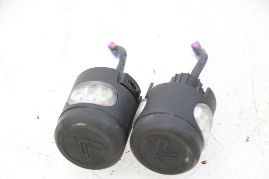 photo de FRONT TURN SIGNAL SEGWAY NINEBOT ZT3 PRO 1 - Product overview