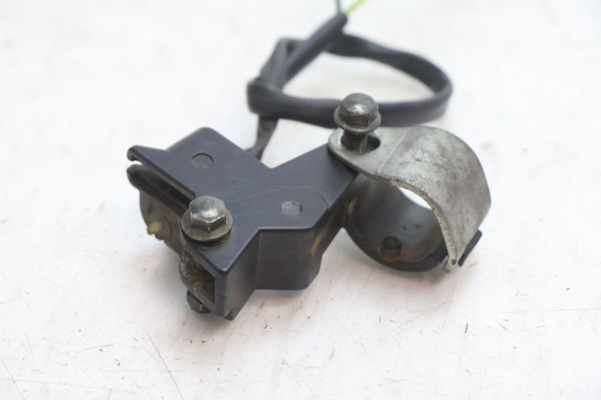 photo de LEFT BRAKE LEVER MOUNT YIYING RETRO 50 (2008 - 2017) - Zoom on usage condition