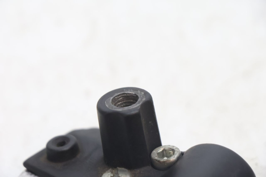 photo de LEFT BRAKE LEVER MOUNT PIAGGIO TYPHOON 50 (2000 - 2009) - Alternative perspective